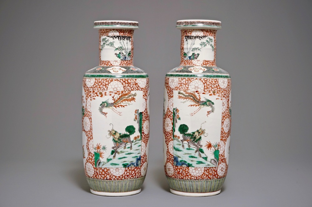 Une paire de vases de forme rouleau en porcelaine de Chine famille verte, marque de Qianlong, 19&egrave;me