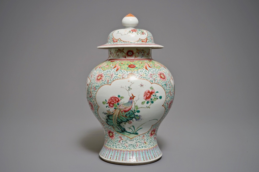 Un vase couvert en porcelaine de Chine famille rose, marque de Qianlong, 19&egrave;me