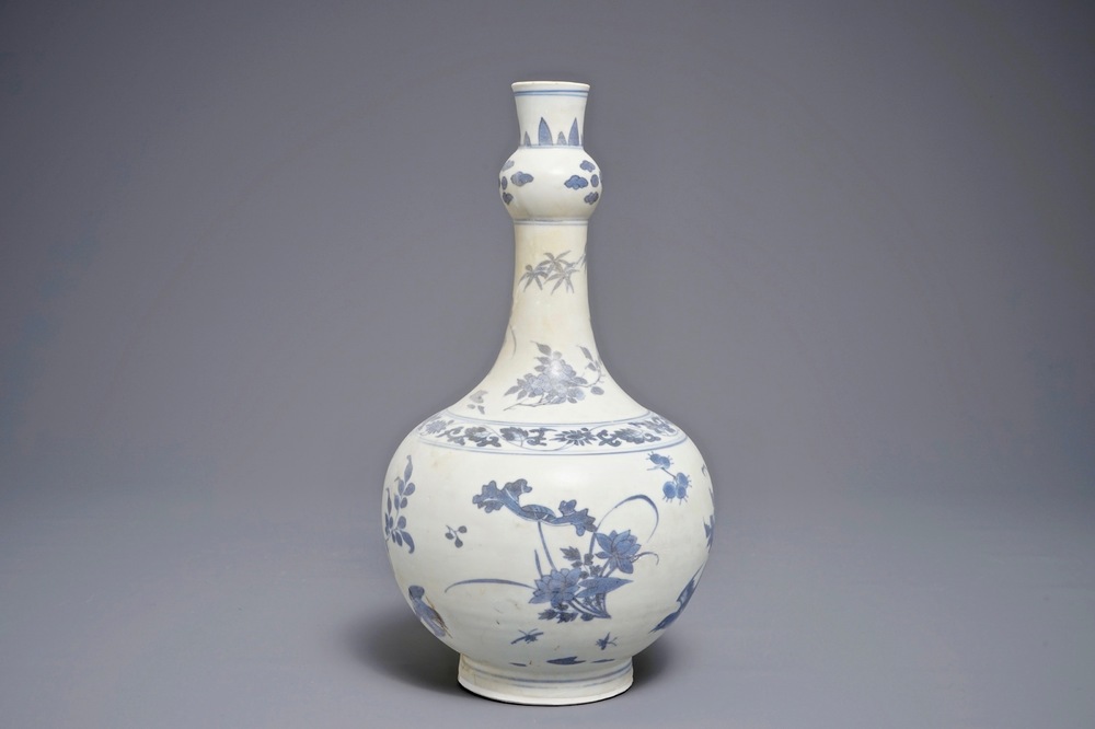 Un vase de forme bouteille globulaire du Hatcher cargo en porcelaine de Chine bleu et blanc, &eacute;poque Transition