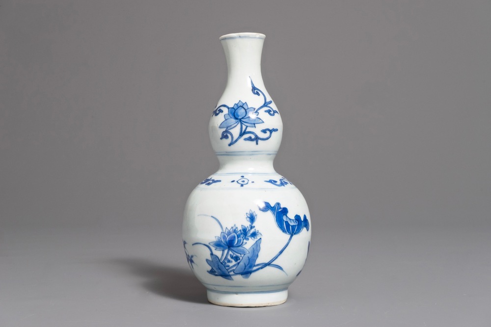 Un vase de forme double gourde en porcelaine de Chine bleu et blanc, &eacute;poque Transition