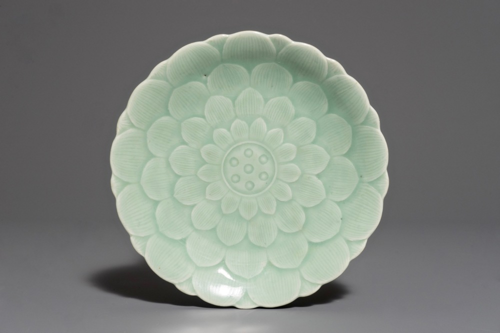 Een Chinees celadon lotusbord, Qianlong merk en periode