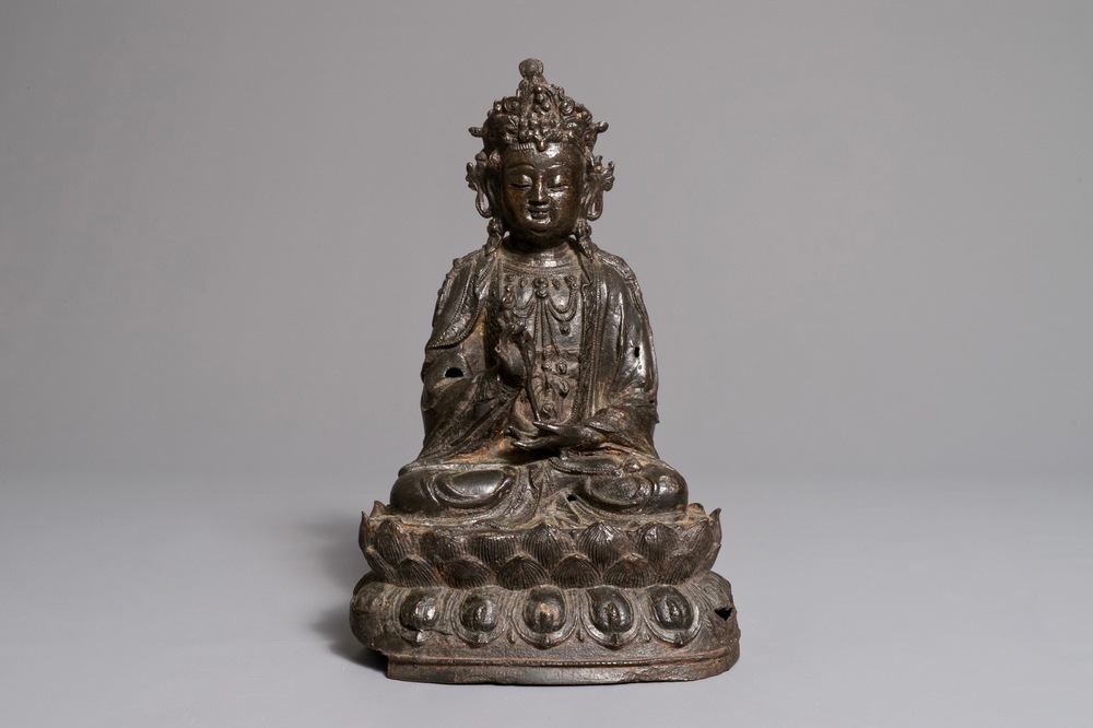 Un mod&egrave;le de Guanyin assis sur un tr&ocirc;ne de lotus en bronze, Chine, Ming