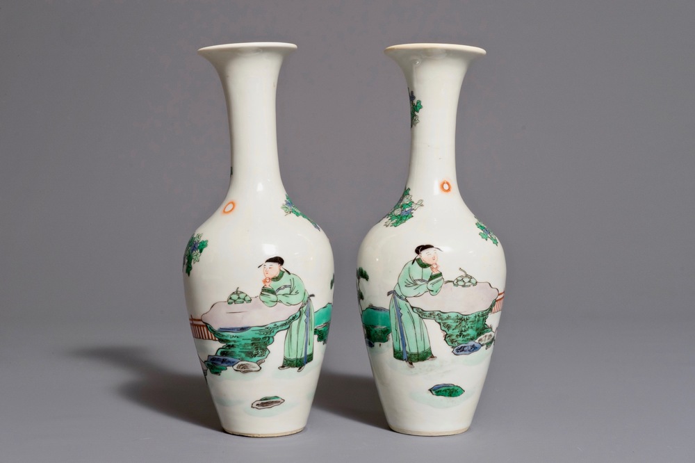 Une paire de vases en porcelaine de Chine famille verte, 19&egrave;me