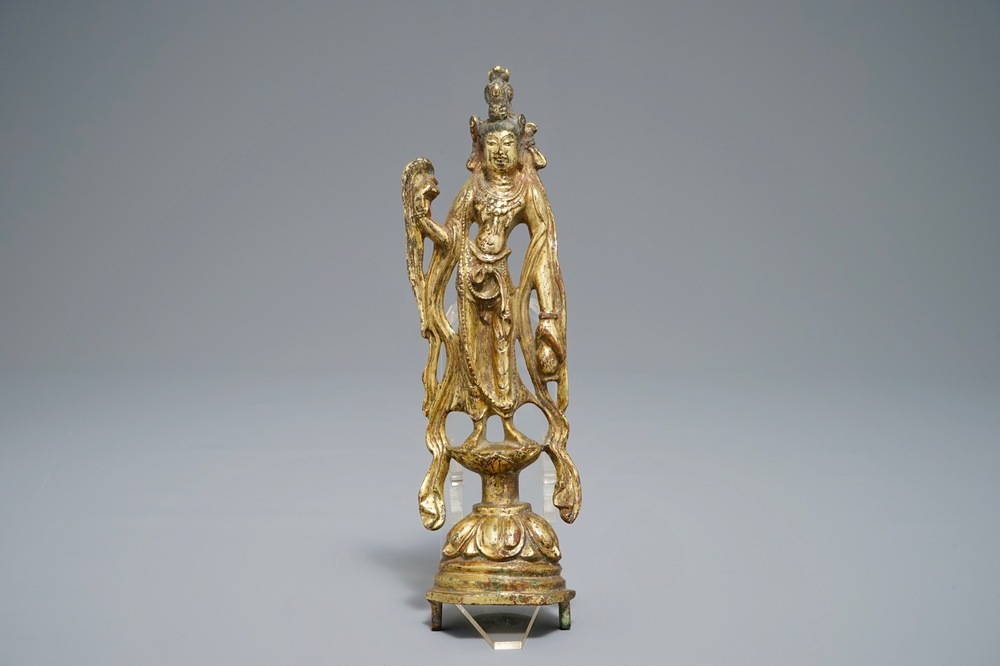 Une figure de Guanyin en bronze dor&eacute;, Chine, Tang ou apr&egrave;s