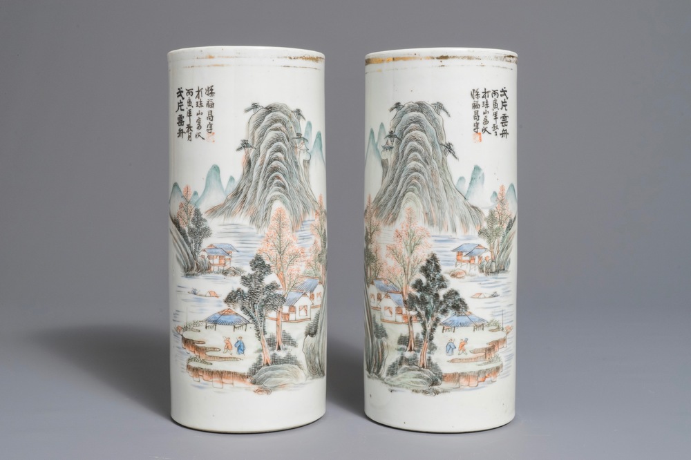 Une paire de portes-chapeaux en porcelaine de Chine qianjiang cai aux paysages, 19/20&egrave;me