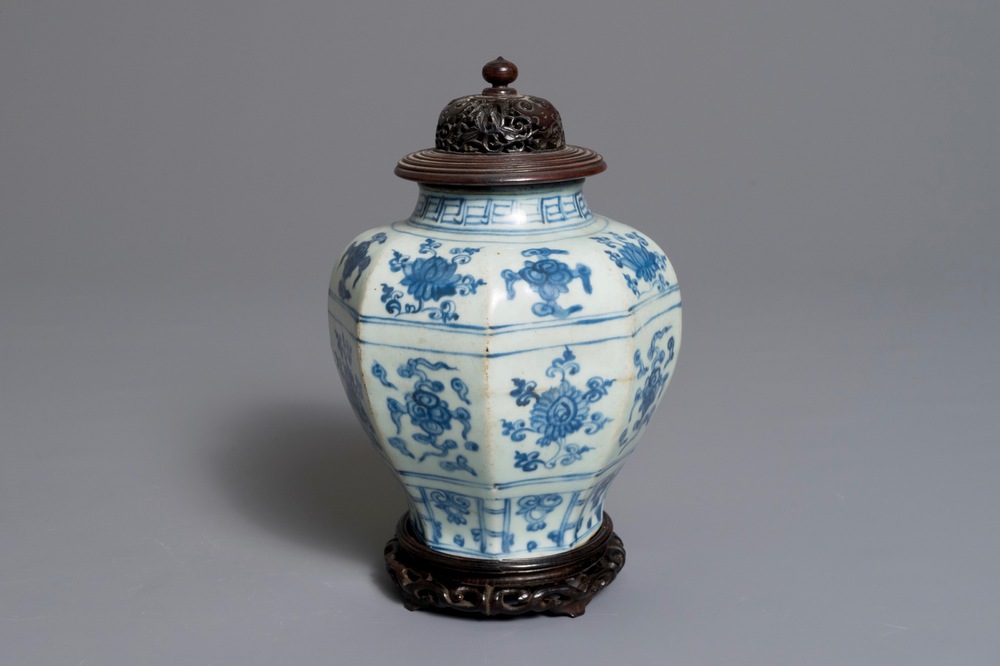 Un vase de forme balustre en porcelaine de Chine bleu et blanc, Ming
