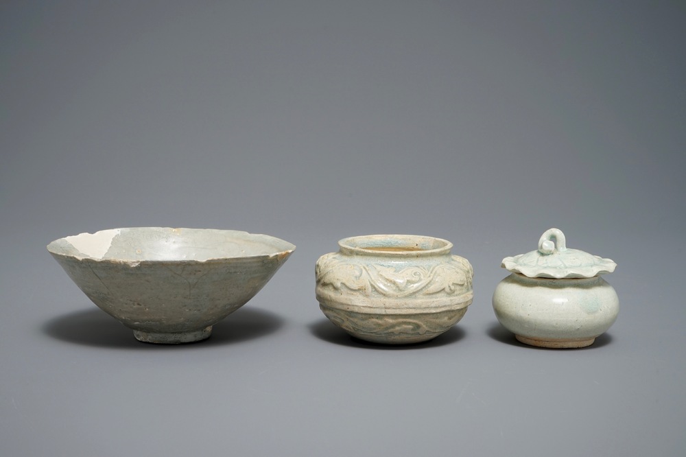 Trois bols et petits vases en gr&egrave;s de Qingbai et &agrave; gla&ccedil;ure grise, Chine, Song et Ming