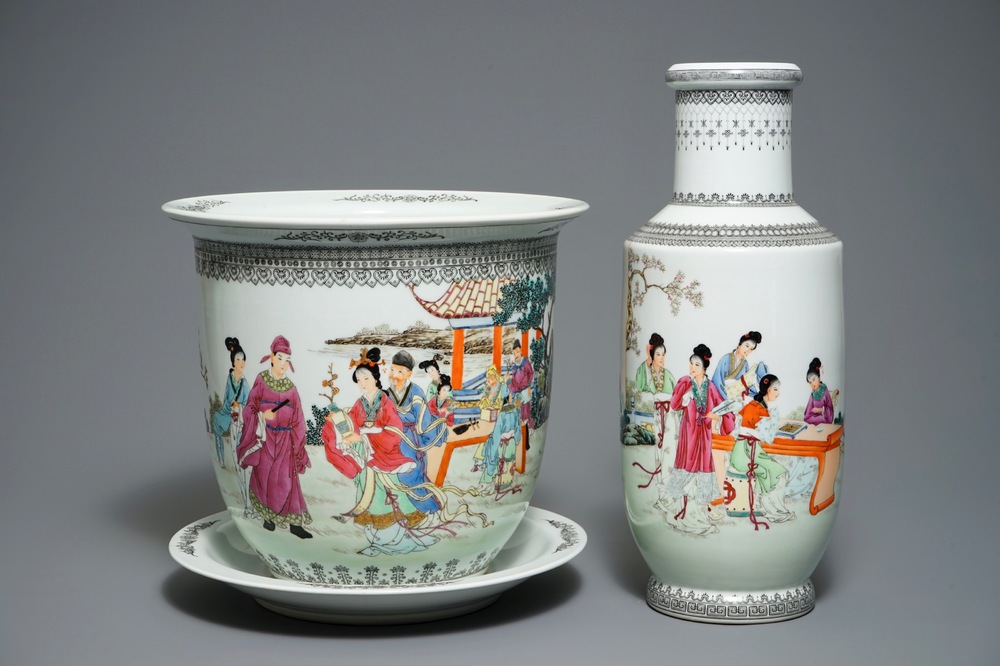 Un cachepot sur support et un vase de forme rouleau en porcelaine de Chine famille rose, R&eacute;publique, 20&egrave;me