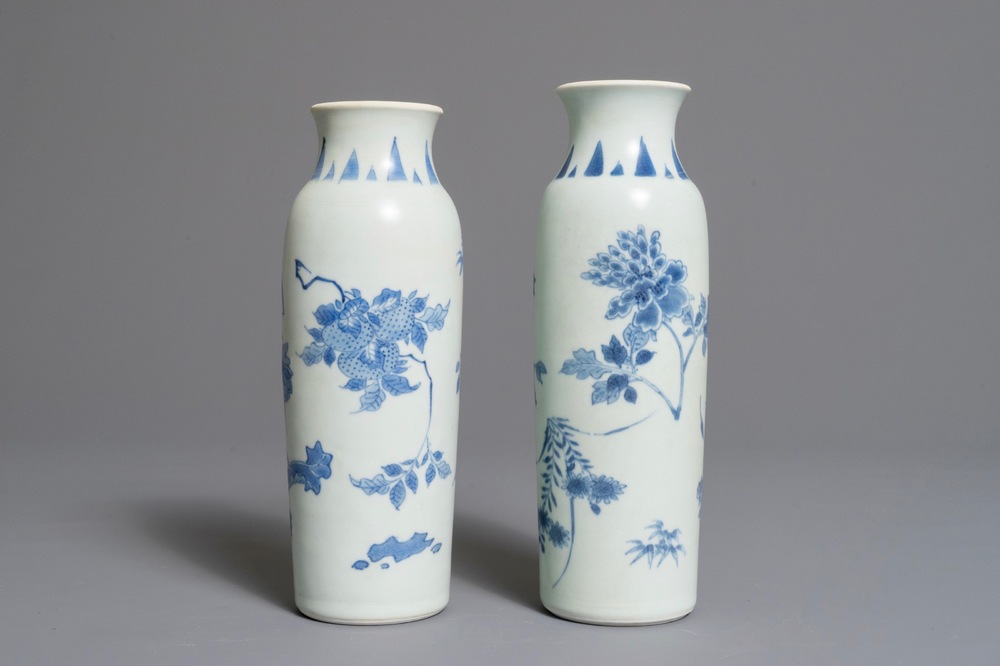 Een paar Chinese blauwwitte rouleau vazen met floraal decor, Hatcher cargo, Transitie periode