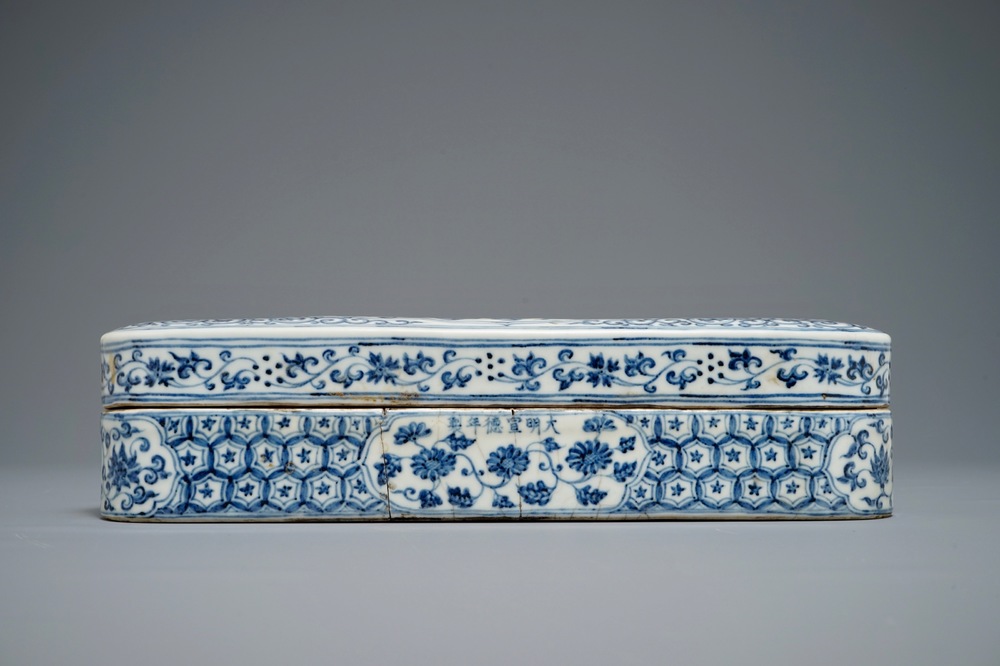 Un plumier en porcelaine de Chine bleu et blanc, marque de Xuande, 19/20&egrave;me