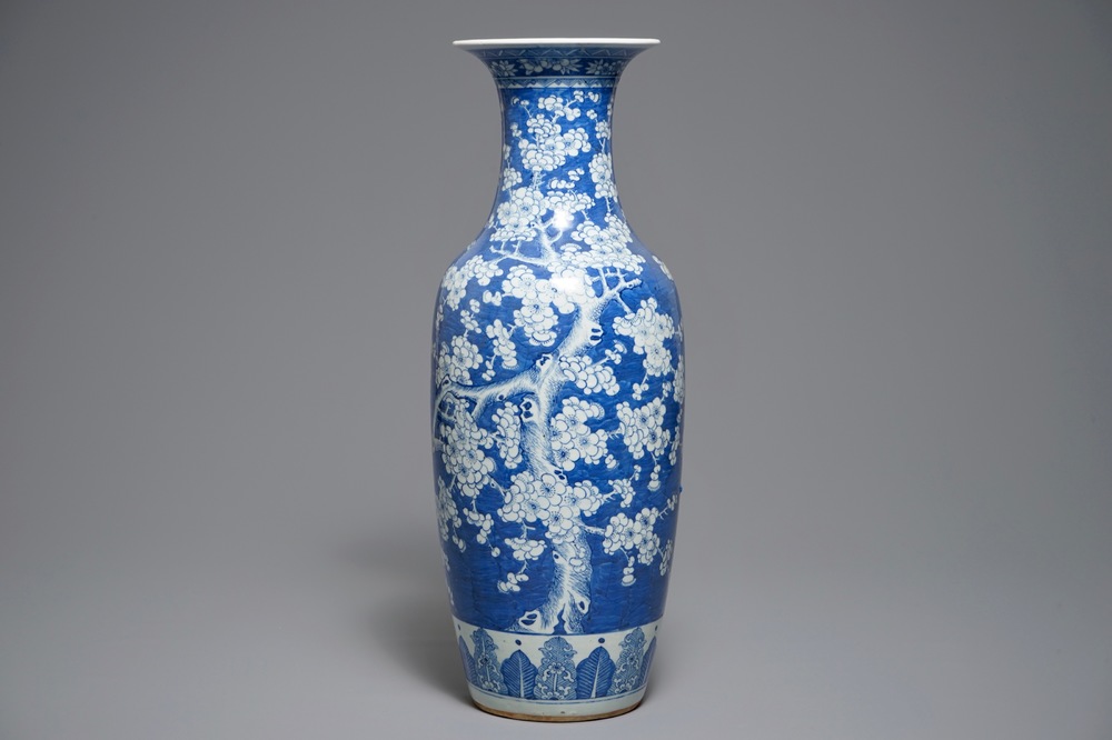 Un vase en porcelaine de Chine bleu et blanc aux fleurs de prunus, 19&egrave;me