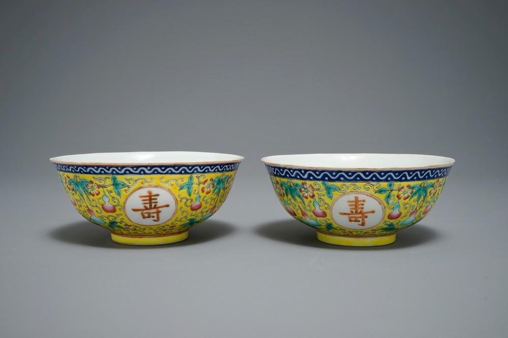 Une paire de bols en porcelaine de Chine famille rose sur fond jaune, marque de Guangxu, 19/20&egrave;me