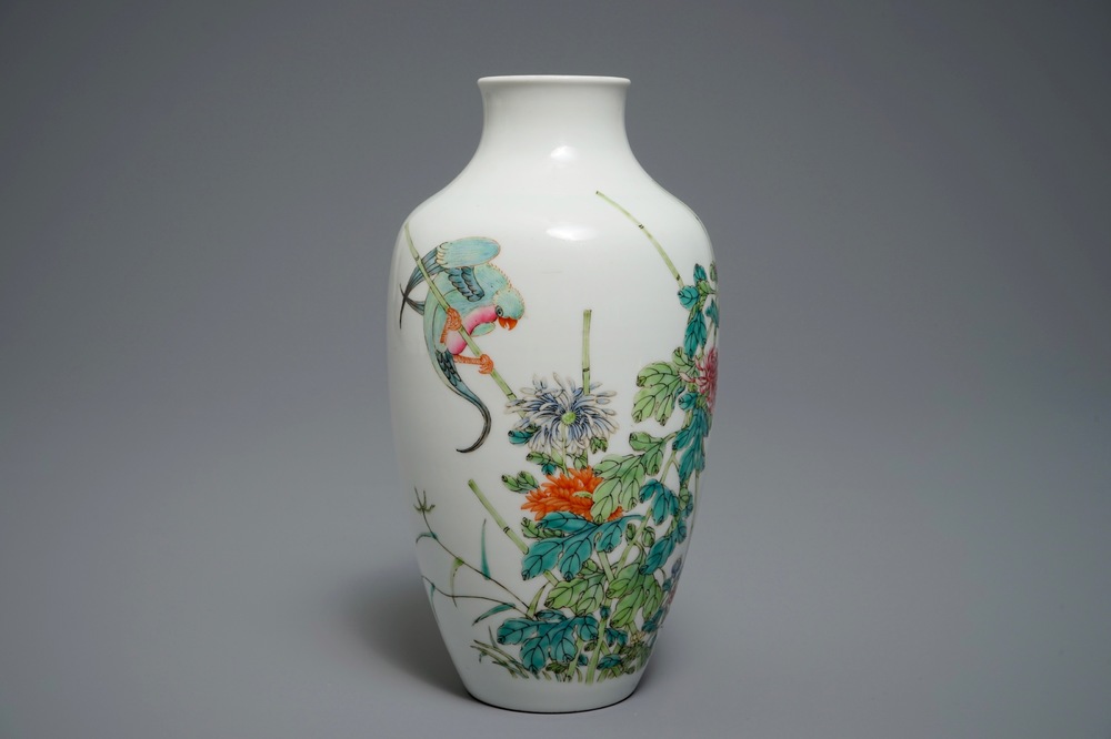 Un vase en porcelaine de Chine famille rose &agrave; d&eacute;cor d'un perroquet parmi fleurs, marque Ju Ren Tang, 20&egrave;me