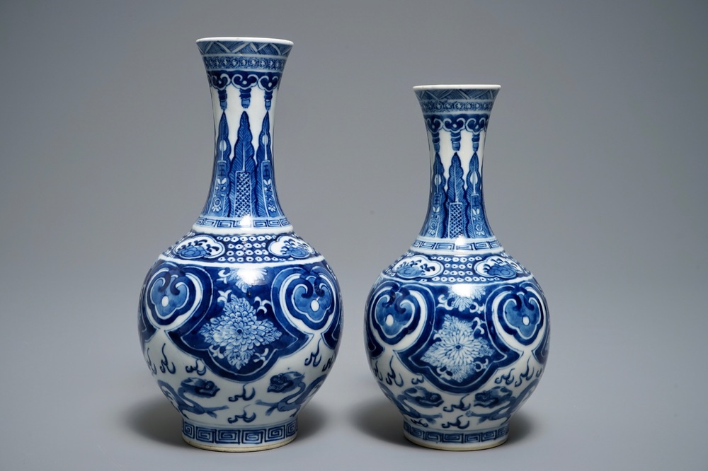 Deux vases de forme bouteille en porcelaine de Chine bleu et blanc, marque de Guangxu, 19/20&egrave;me