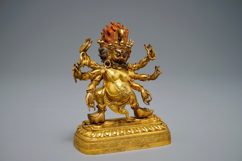 Een Sino-Tibetaanse of Nepalese verguld bronzen figuur van Yamantaka, 19/20e eeuw