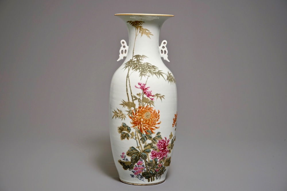 Un vase en porcelaine de Chine famille rose &agrave; d&eacute;cor floral, R&eacute;publique, 20&egrave;me