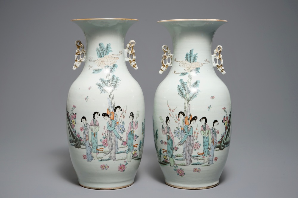 Une paire de vases en porcelaine de Chine famille rose &agrave; d&eacute;cor de femmes dans un jardin, 19/20&egrave;me