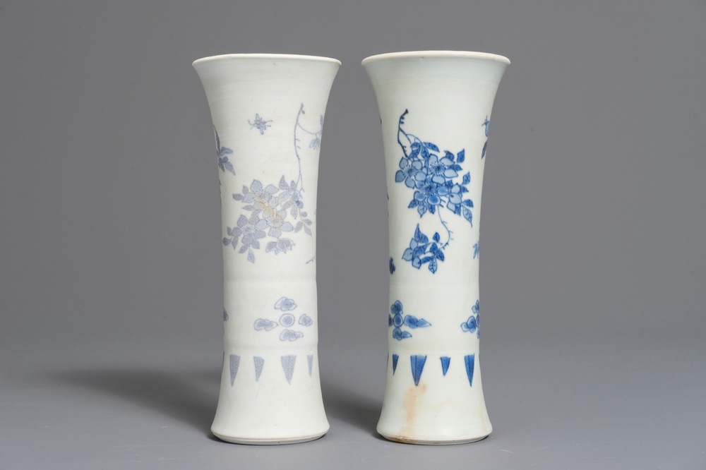 A pair of Chinese blue and white trumpet-shaped vases with floral design, Hatcher cargo, Transitional period