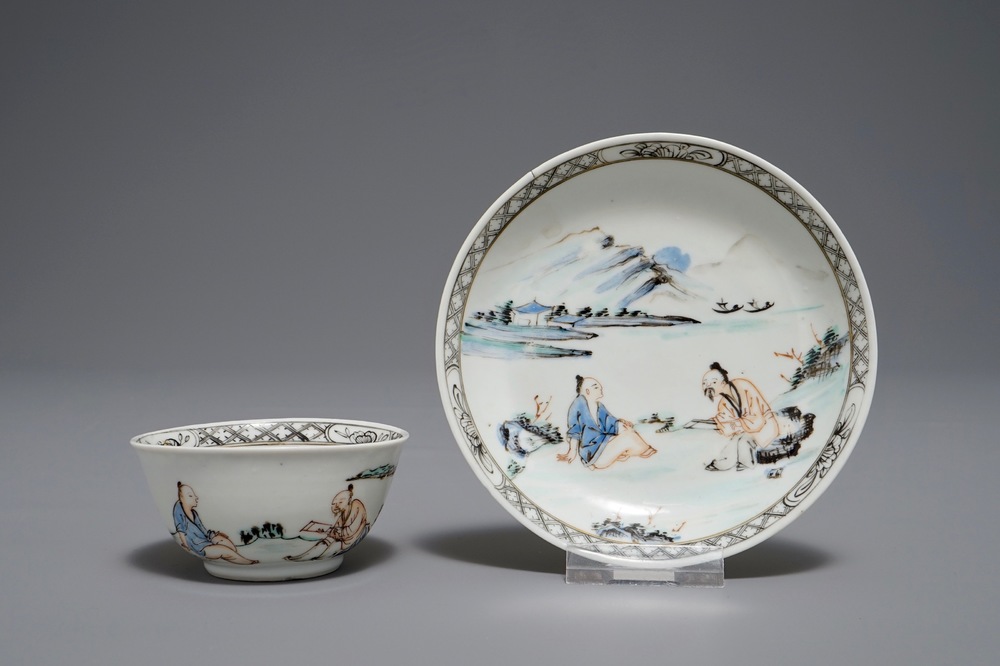 Une tasse et soucoupe en porcelaine de Chine figurant deux figures dans un paysage, Yongzheng