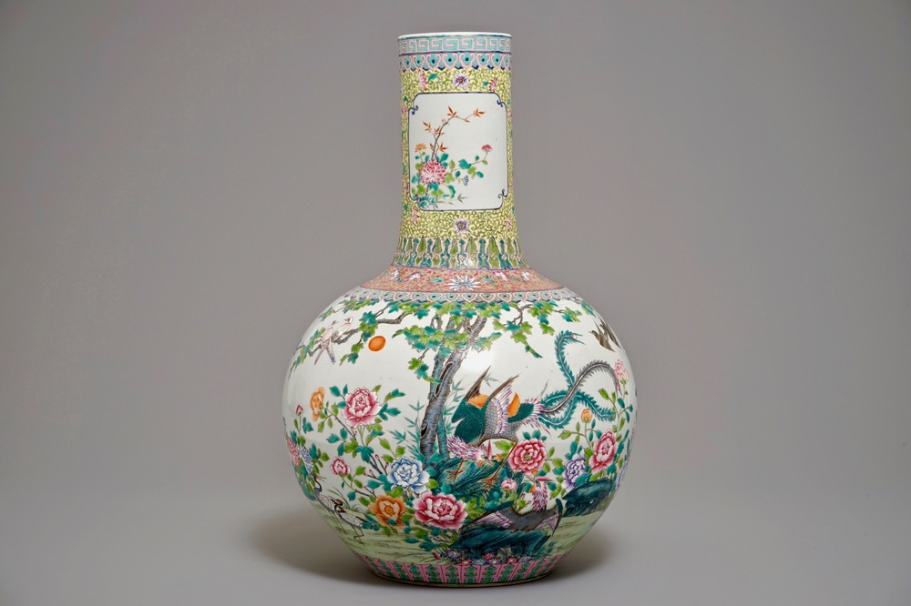 Un vase de forme tianqiu ping en porcelaine de Chine famille rose, marque de Qianlong, 20&egrave;me