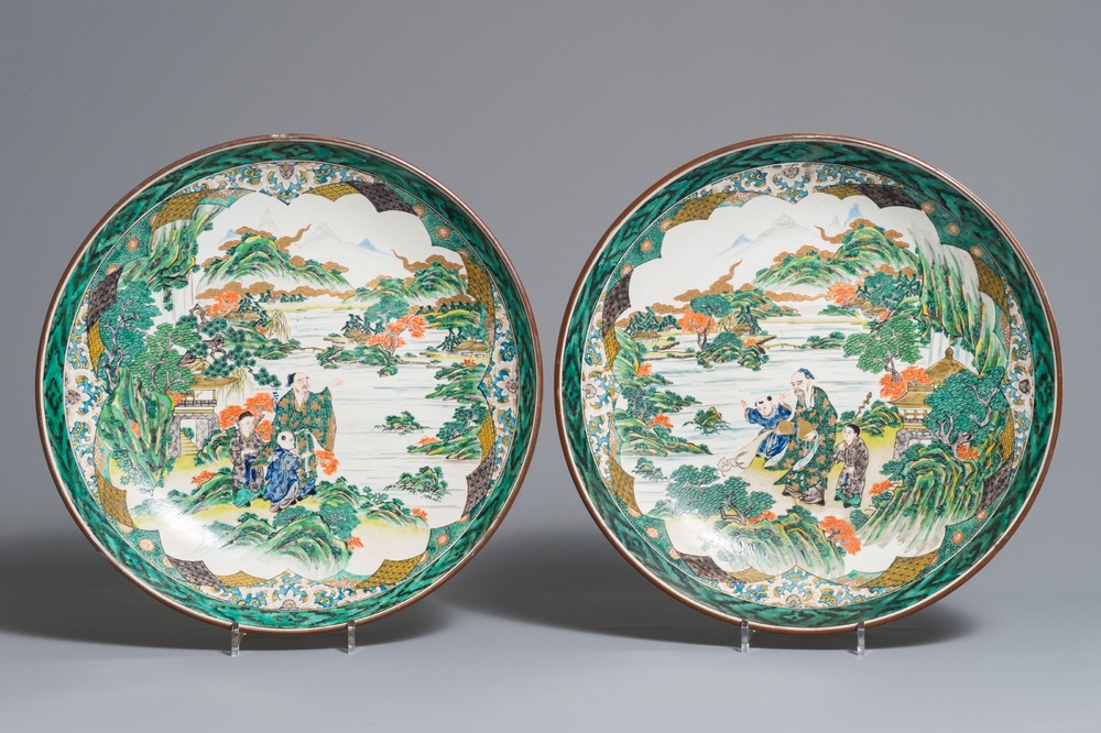Une paire de grands plats en porcelaine Kutani de Japon, Meiji/Showa, 1&egrave;re moiti&eacute; du 20&egrave;me