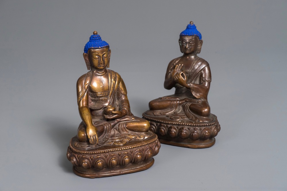 Twee Chinese verguld bronzen figuren van Boeddha Shakyamuni, 19/20e eeuw