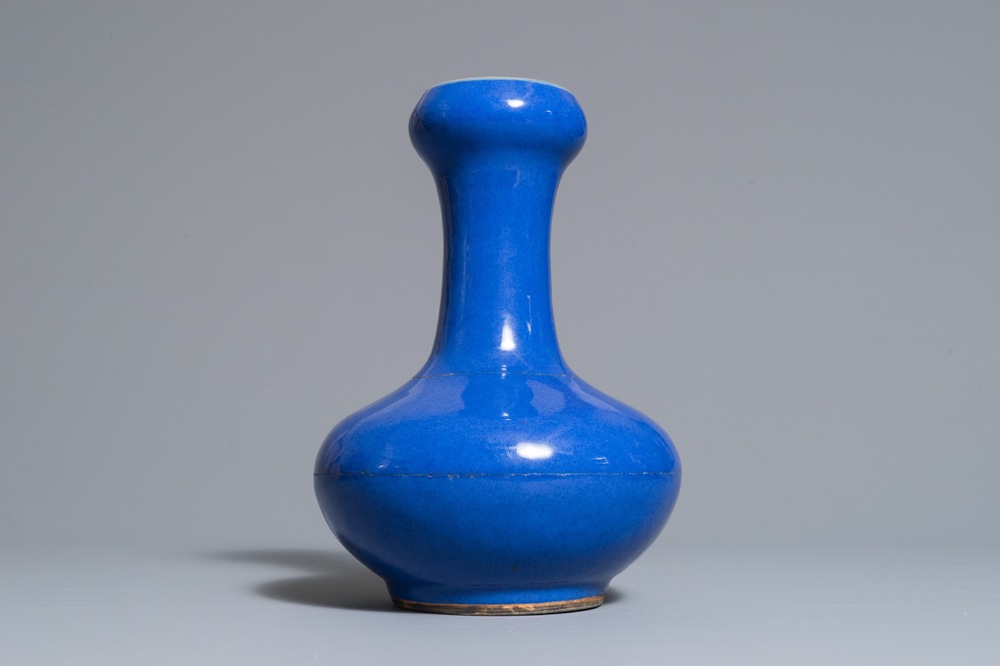 Un vase de forme bouteille en porcelaine de Chine bleu monochrome, 19&egrave;me