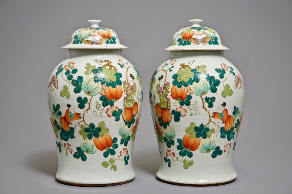 Une paire de vases couverts en porcelaine de Chine famille rose, 19&egrave;me