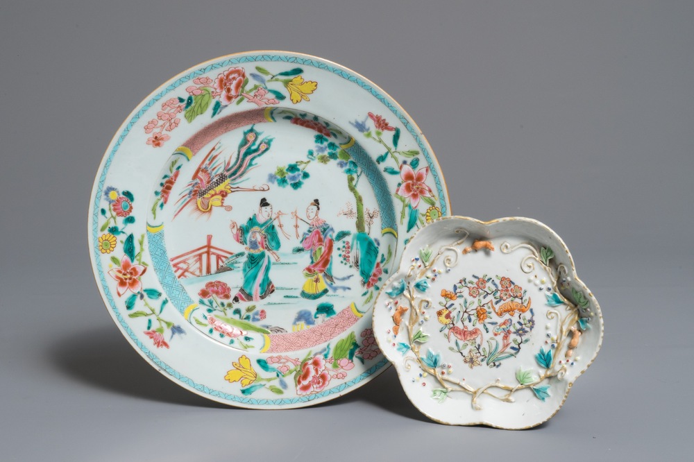 Une assiette en porcelaine de Chine famille rose et un support de th&eacute;i&egrave;re &agrave; d&eacute;cor en relief, Yongzheng/Qianlong