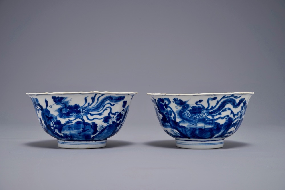 Une paire de bols lob&eacute;s aux ph&eacute;nix en porcelaine de Chine bleu et blanc, Kangxi