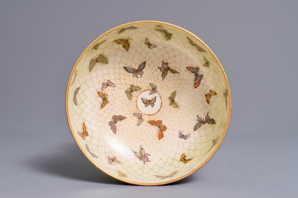 Un bol aux papillons en porcelaine de Japon, Satsuma, Meiji, 19&egrave;me