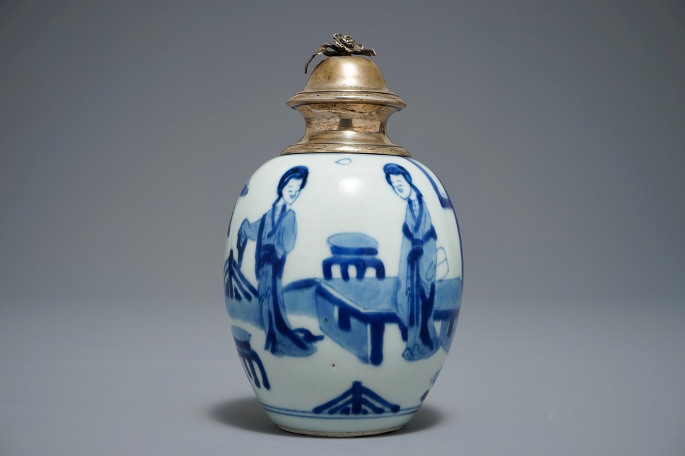 Une bo&icirc;te &agrave; th&eacute; en porcelaine de Chine bleu et blanc aux Longues dames monte&eacute; d'argent, Kangxi