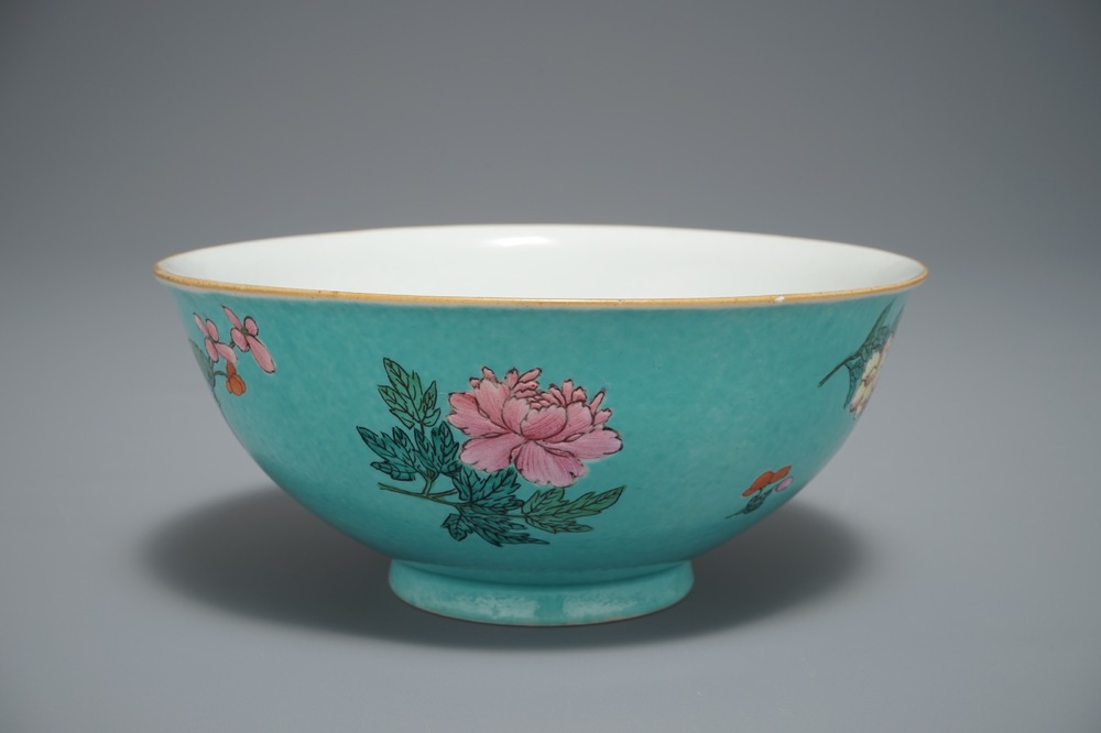 19-20世纪 乾隆绿底粉彩瓷碗