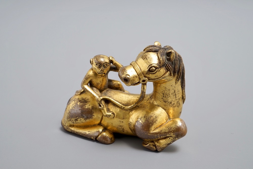 Un groupe en bronze dor&eacute; figurant un singe sur cheval, marqu&eacute; sur la base, Chine, 19/20&egrave;me