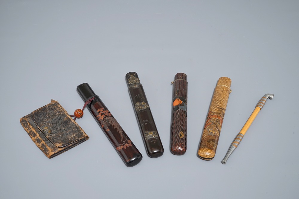 Quatres conteneurs de pipes &agrave; tabac de type kiseru, une pipe et une pochette &agrave; tabac, Meiji, 19&egrave;me