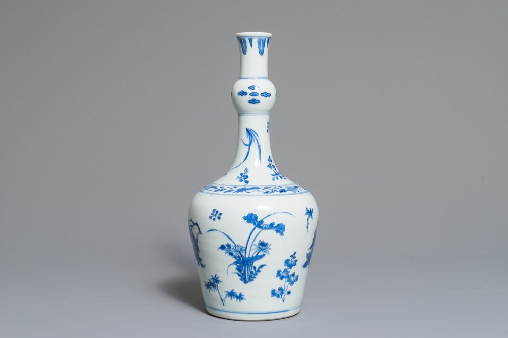 Een Chinese blauwwitte knobbelvaas met floraal decor, Transitie periode