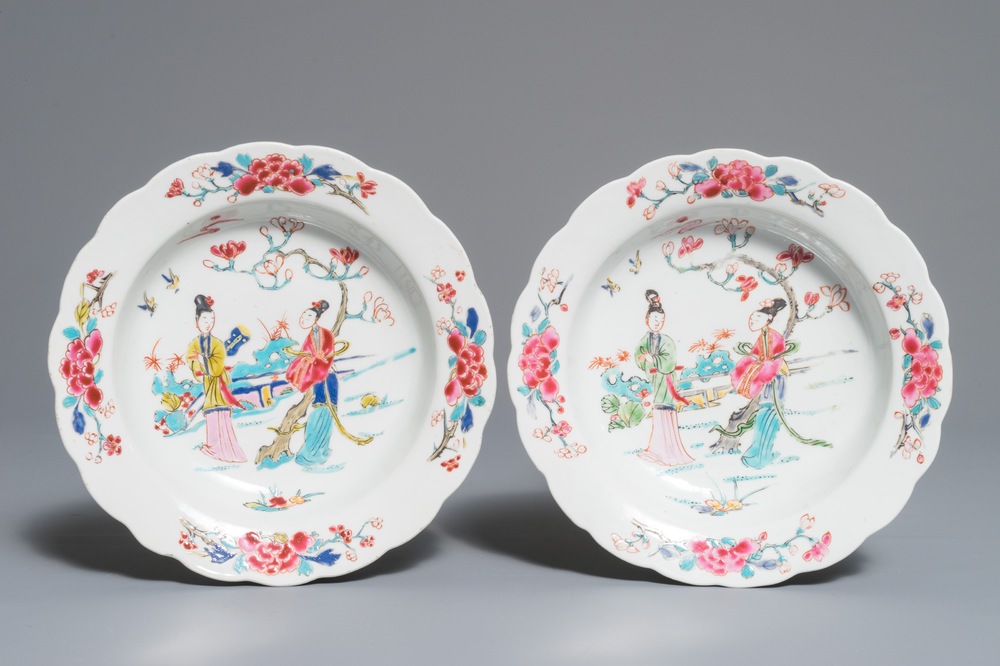 Deux assiettes en porcelaine de Chine famille rose aux Longues Dames, Yongzheng