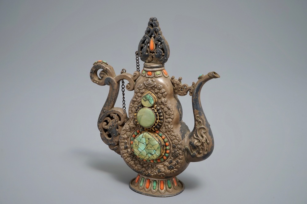 Een verzilverde en deels vergulde koperen kan met turkoois en koraal ingelegd, Mongoli&euml; of Tibet, 19e eeuw