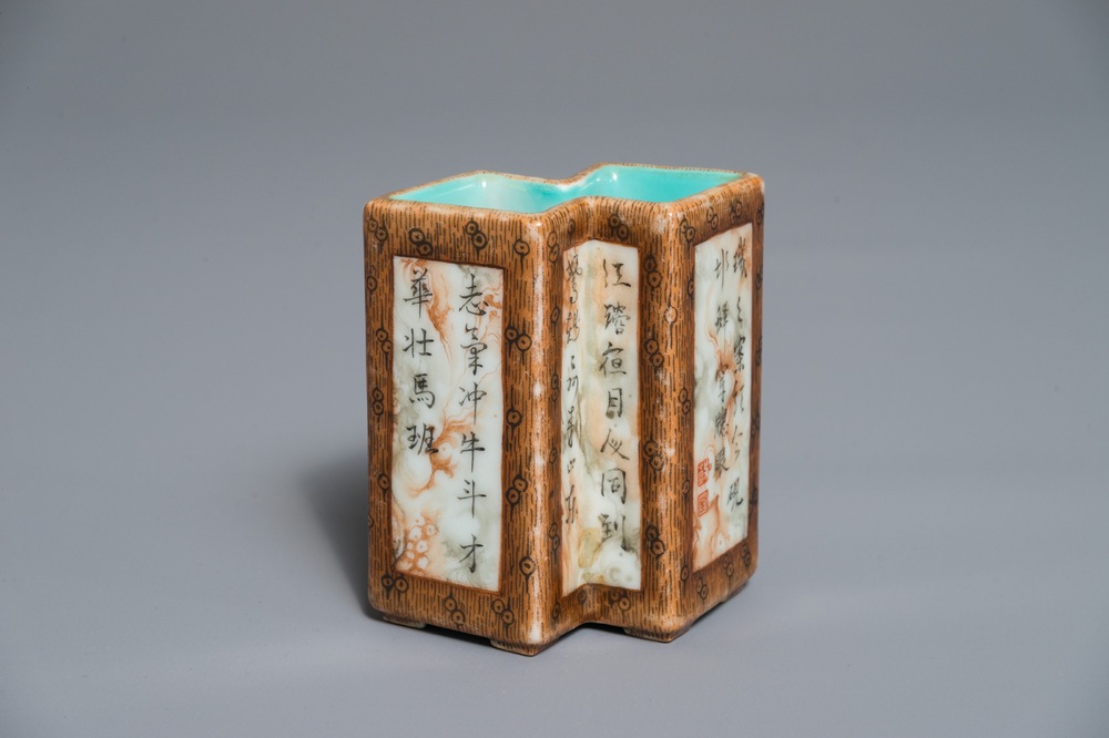 Un lave-pinceaux de forme double losange en porcelaine de Chine faux bois, marque de Qianlong, 19/20&egrave;me