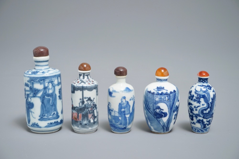Vijf Chinese blauwwitte snuifflessen, 19/20e eeuw