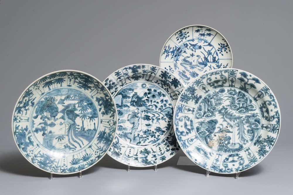 Vier Chinese blauwwitte Swatow borden, Ming