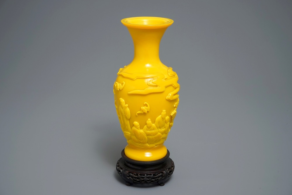 A Chinese Beijing glass vase with figures, Qianlong mark, 19/20th C.