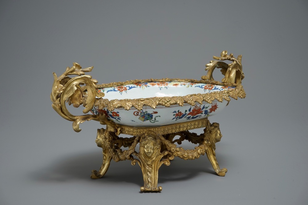 Un plat profond de forme octagonale en porcelaine de Chine dans sa monture en bronze dor&eacute;, Yongzheng et 19&egrave;me