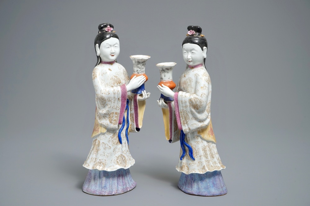 Une paire de bougeoirs en forme de femmes en porcelaine de Chine famille rose, 19/20&egrave;me