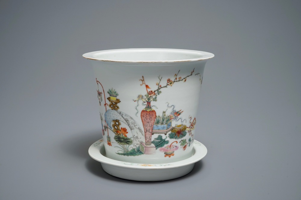 Une jardini&egrave;re sur pr&eacute;sentoir en porcelaine de Chine famille rose, marque de Hongxian, 20&egrave;me