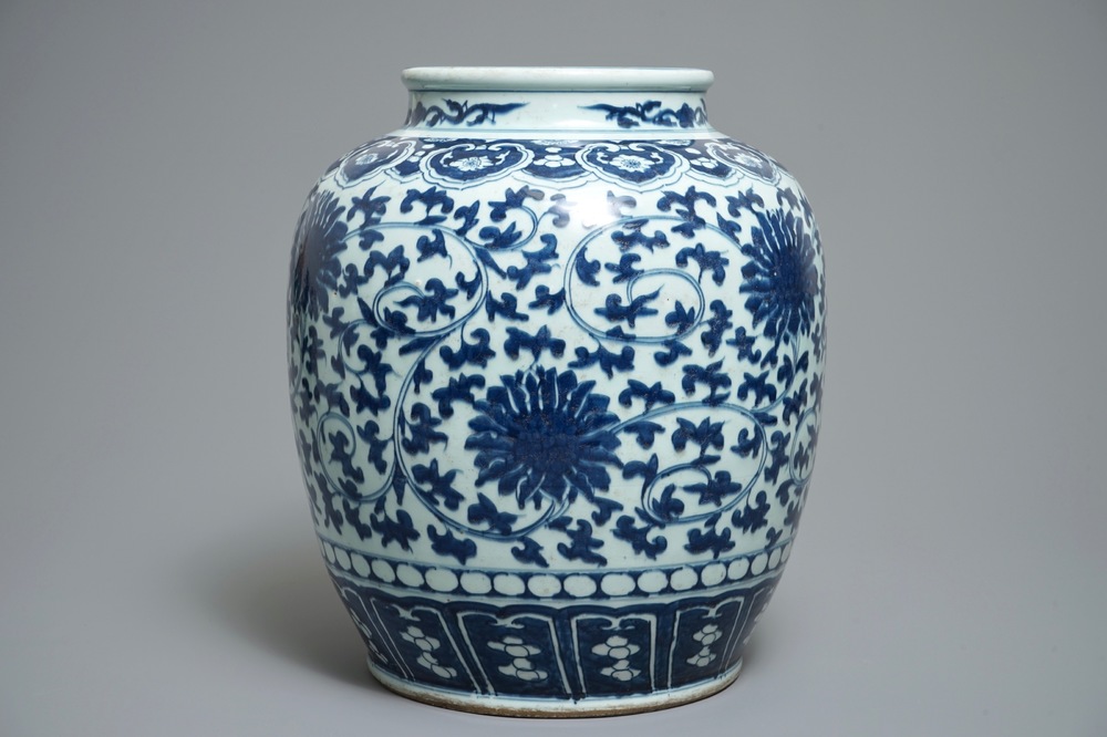 Een Chinese blauwwitte pot met decor van lotusslingers, 19e eeuw
