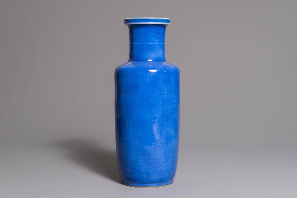 Un vase de forme rouleau en porcelaine de Chine monochrome bleu poudr&eacute;, Kangxi