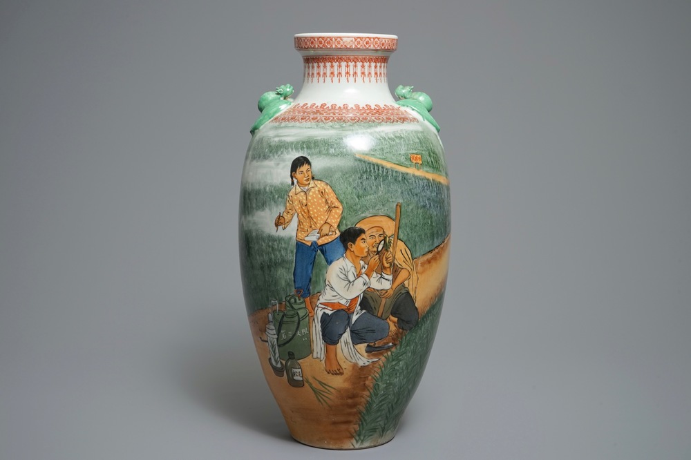 Un vase &agrave; d&eacute;cor de la R&eacute;volution Culturelle, Chine, 20&egrave;me