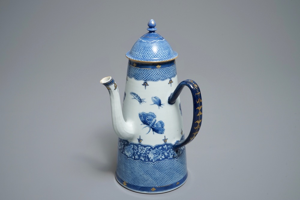 Une chocolati&egrave;re &agrave; d&eacute;cor d'insectes d'apr&egrave;s Merian en porcelaine de Chine bleu et blanc de l'Atelier Pronk, Qianlong, vers 1740