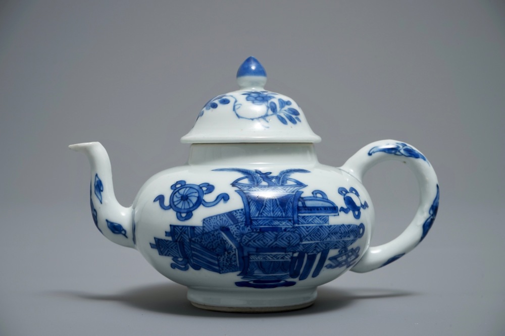 Een Chinese blauwwitte gedekselde theepot met decor van antiquiteiten, Kangxi